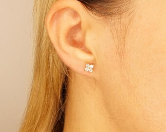 Aretes muy pequeños inspirados en flores de hortensia en plata de ley u oro con cristales CZ brillantes, simples y minimalistas