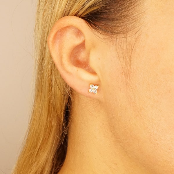 Très petites boucles d'oreilles inspirées d'une fleur d'hortensia en argent sterling ou en or avec cristaux CZ scintillants, simples et minimalistes