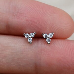 Pendientes muy pequeños de trío de tres puntos en plata de ley con cristales CZ brillantes, pendientes simples y minimalistas, geométricos y delicados imagen 3