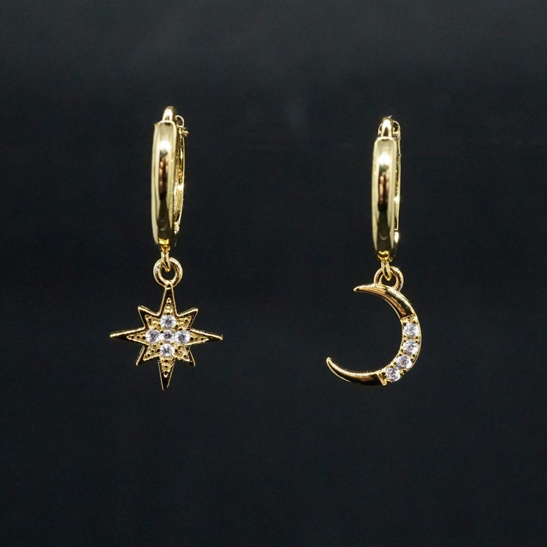 Pendientes Huggie con pavé de luna y estrellas Pendientes colgantes de diamantes de oro Joyas celestiales Regalo perfecto para ella imagen 2