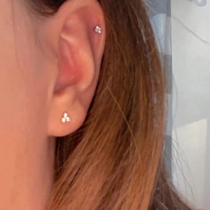 Zeer kleine Three Dot Trio Stud Oorbellen in Sterling Zilver met sprankelende CZ-kristallen, eenvoudig en minimalistisch, geometrische, delicate oorbellen afbeelding 2