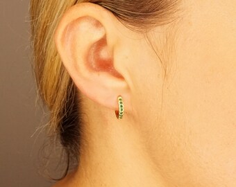 Boucles d’oreilles Huggie Hoop en cristal vert émeraude en argent sterling avec cristaux Pave CZ, or ou argent, petites et délicates, boucles d’oreilles simples cerceaux