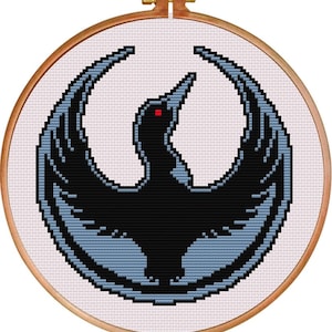 Può includere: Un set di tre ciotole in ceramica ad incastro nei toni del blu, verde e bianco. Le ciotole presentano una smaltatura maculata e un design semplice e moderno. La ciotola più grande misura circa 15 cm di diametro.