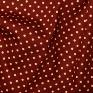 Könnte beinhalten: Roter Stoff mit weißen Punkten.