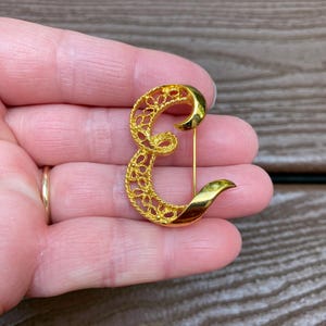 Broche con inicial E y letra de flores en tono dorado, de Mamselle, joyería vintage firmada