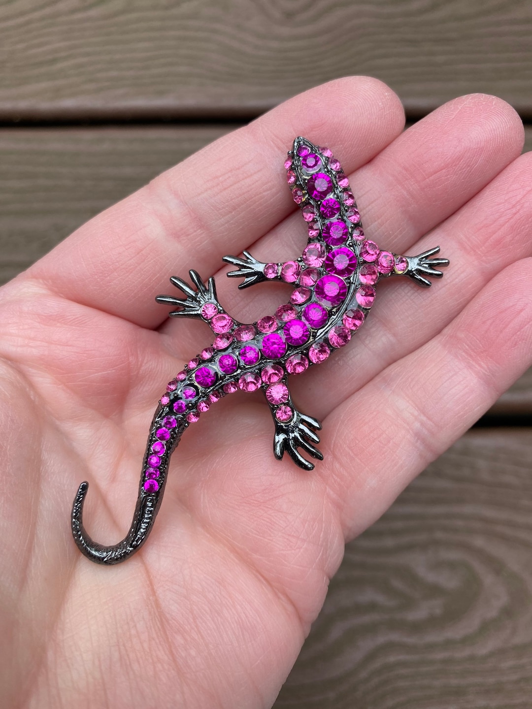 ヴィンテージジュエリーの美しい紫とピンクのラインストーンのトカゲの