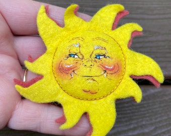 Vintage Jewelry Signed Annalee Adorable Smiling Sun Sunshine Pin Brooch