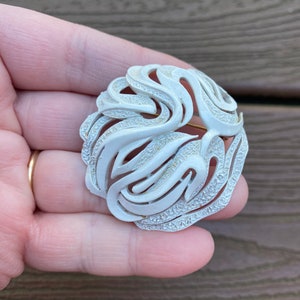 Vintage Jewelry Signed Crown Trifari Gorgeous Mid Century White Enamel Swirly Pin Brooch