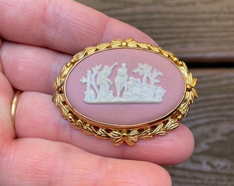 Vintage Jewelry Signed Wedgwood Beautiful Gold Plated and Porcelain Jasperware Pin Brooch