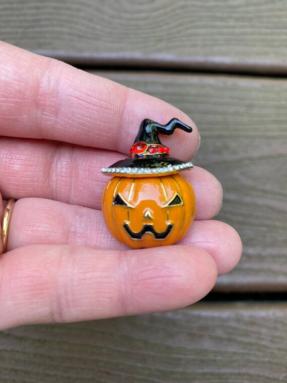 Vintage Jewelry Enamel Halloween Adorable Jack O'lantern in Witch