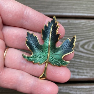 Vintage Jewelry Beautiful Green Enamel Leaf Pin Brooch