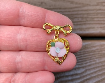 Broche vintage em formato de coração com rosa rosa, belíssimo, de 1928, estilo revival vitoriano.