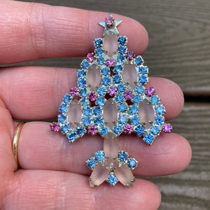 Vintage Jewelry Gorgeous Frosted Pink and Blue Rhinestone Christmas Tree Pin Brooch