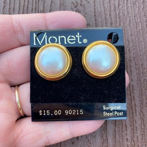 Hermosos aretes perforados con botón de perla y tono dorado firmados por Monet, nuevos en caja