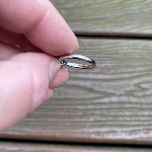 Puede incluir: Un anillo de plata con la inscripci&oacute;n "COUSINS" en la banda interior.
