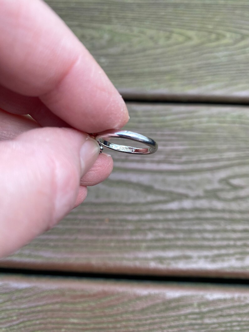 Puede incluir: Un anillo de plata con la inscripci&oacute;n "COUSINS" en la banda interior.
