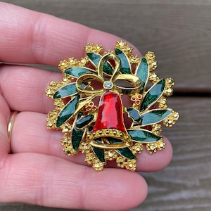 Vintage Jewelry Beautiful Enamel and Rhinestone Christmas Wreath with Bell Pin Brooch