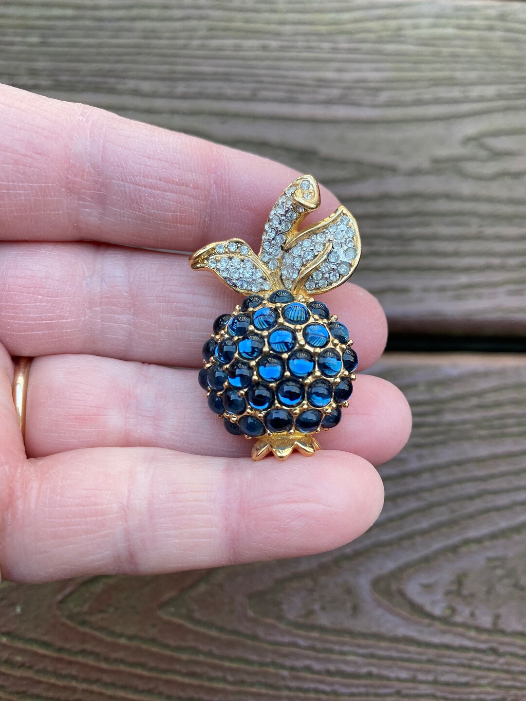 Superbe broche ancienne en plaqué or et pierres bleu rouge vert | UK