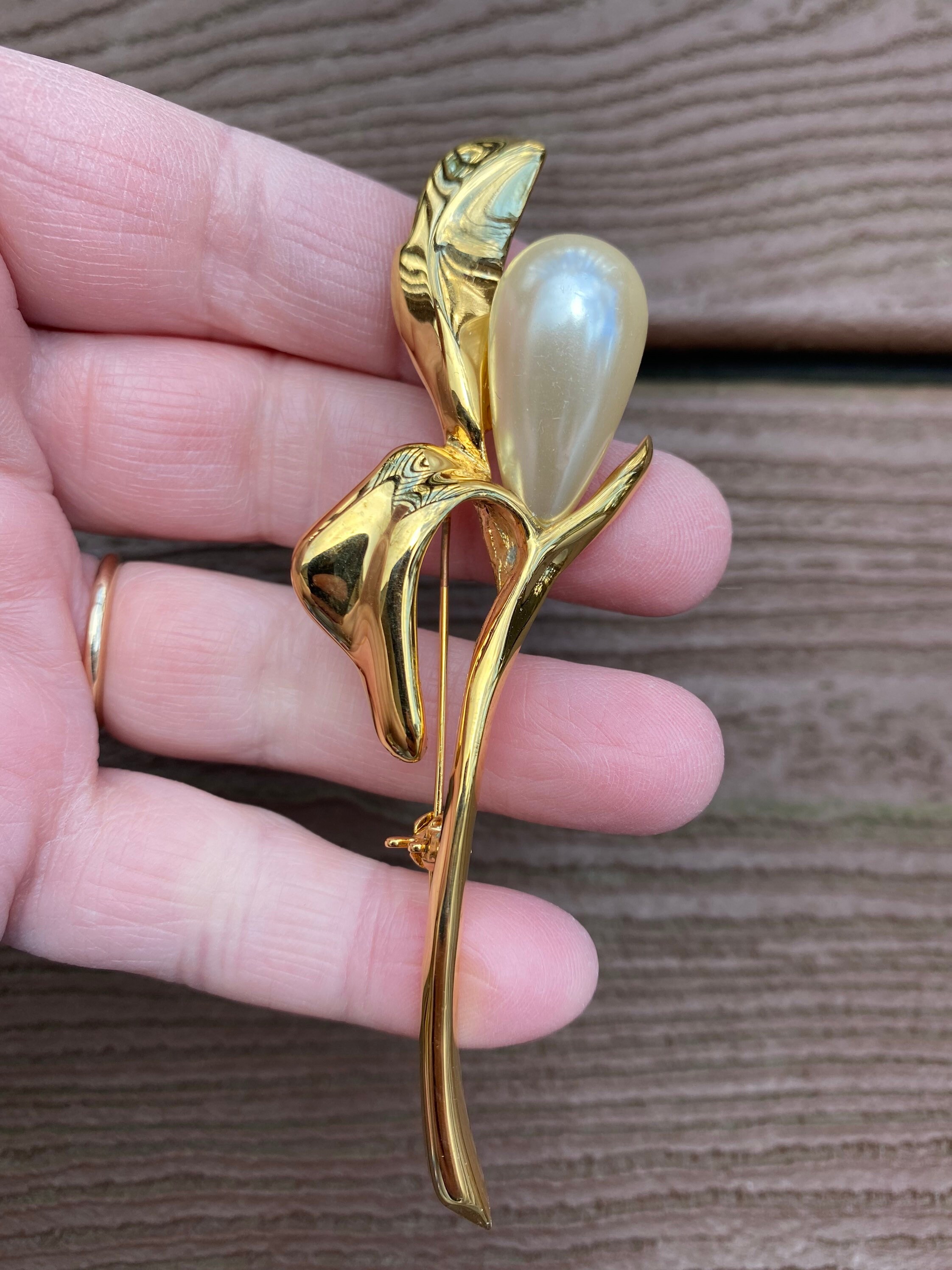 Vintage Gold Tone Pearl Flower Brooch pendent
