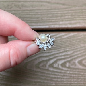 Vintage smycken signerade Avon vacker 1970-tals ny gammaldags pärla och strass justerbar ring