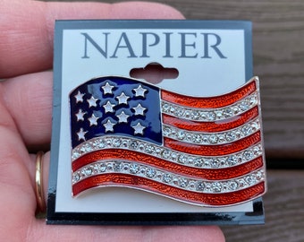 Joyería vintage firmada Napier hermoso esmalte y pedrería bandera americana Pin broche nuevo en la tarjeta