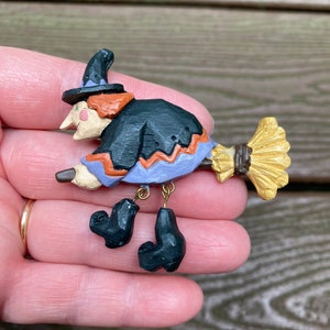 Joyería Vintage Adorable bruja campestre volando en escoba broche de Halloween