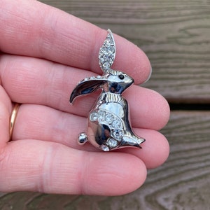 Adorable Bunny Rabbit Brooch With Pearl Accents Perfect Gift For Women,  Girls, And Lovers From Dingding64985, $9.05