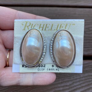 Hermosos aretes con clip de perlas Richelieu y diamantes de imitación, joyería vintage, nuevos en caja.