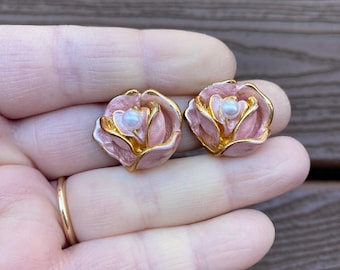 Pendientes de clip con forma de rosa, de esmalte satinado rosa y perlas, de joyería vintage.