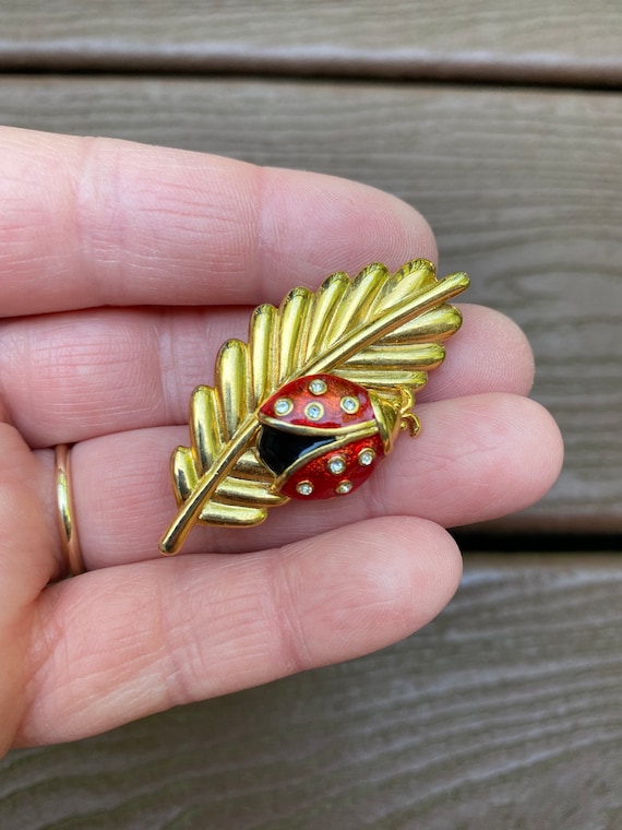 Lot de 6 broches en forme de coccinelle dorée avec strass