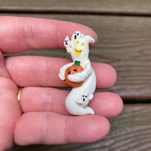 Vintage Schmuck entzückender Geist mit kleinen Geistern und Jack O’Lantern Kürbis Halloween Pin Brosche