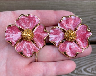 Vintage Schmuck wunderschöne rosa Emaille und Gold Ton Hartriegel Blume Runway Clip On Ohrringe