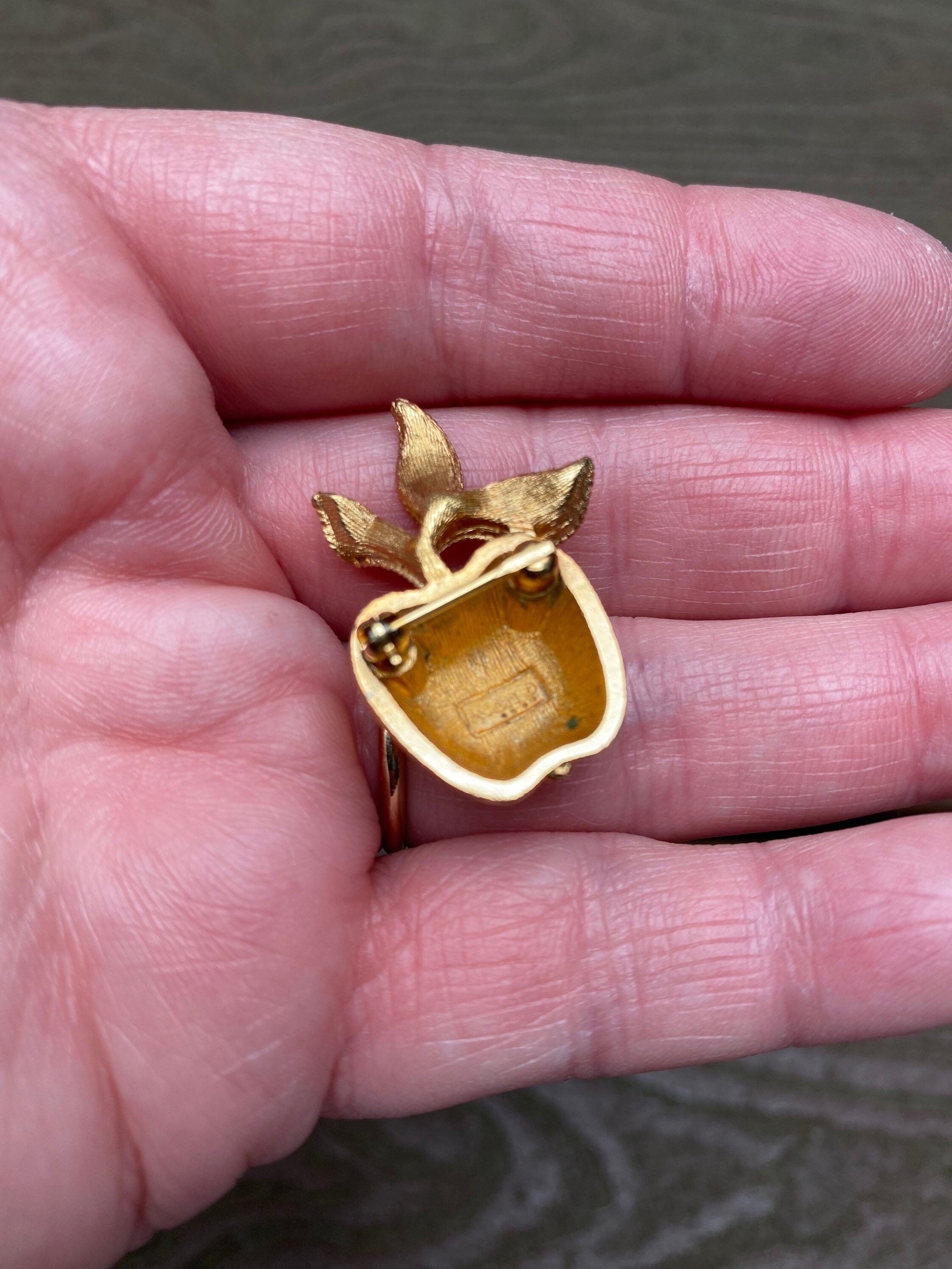 Vintage Jewelry Signed Avon Beautiful Brushed Gold Tone Apple Pin