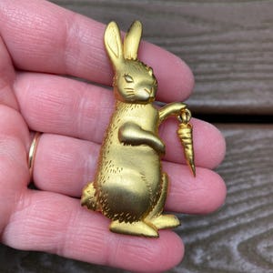 Vintage Jewelry Signed JJ Jonette Beautiful Bunny Rabbit with Dangling Carrot Pin Brooch