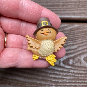 Vintage Jewelry Signed Hallmark Adorable Thanksgiving Pilgrim Bird Pin Brooch