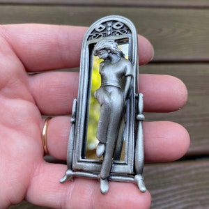 Broszka Vintage Jewelry Signed AJC Urocza kobieta sprawdzająca swoje odbicie w lustrze