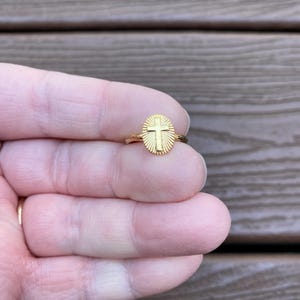 Vintage sieraden mooie goudkleurige verstelbare kruisring afbeelding 2