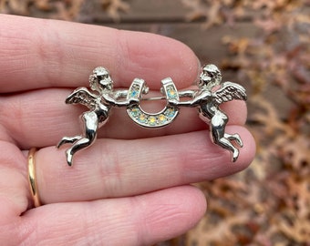 Broche Ancienne Porte-bonheur En Fer à Cheval Argenté Embossé - Occasion Très Bon état