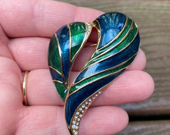 Bijoux vintage Belle broche en forme de coeur en émail bleu et vert avec strass
