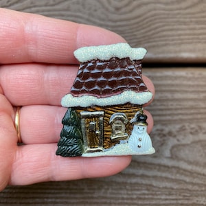 Broche vintage con adorable casa de campo navideña con muñeco de nieve y árbol, firmado por LF