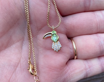 Joyería vintage, hermoso collar con colgante de tucán y ave tropical con pedrería.