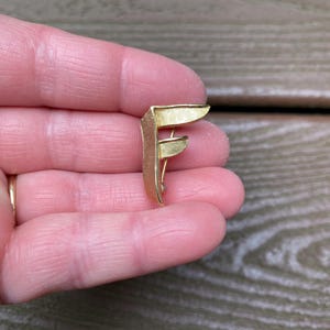 Vintage Schmuck signierte Krone Trifari Schöne Gebürstet Gold Ton Buchstabe Initial F Pin Brosche