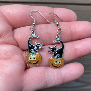 Vintage Jewelry Adorable Black Cat with Jack O’Lantern Pumpkin Halloween Dangle Earrings