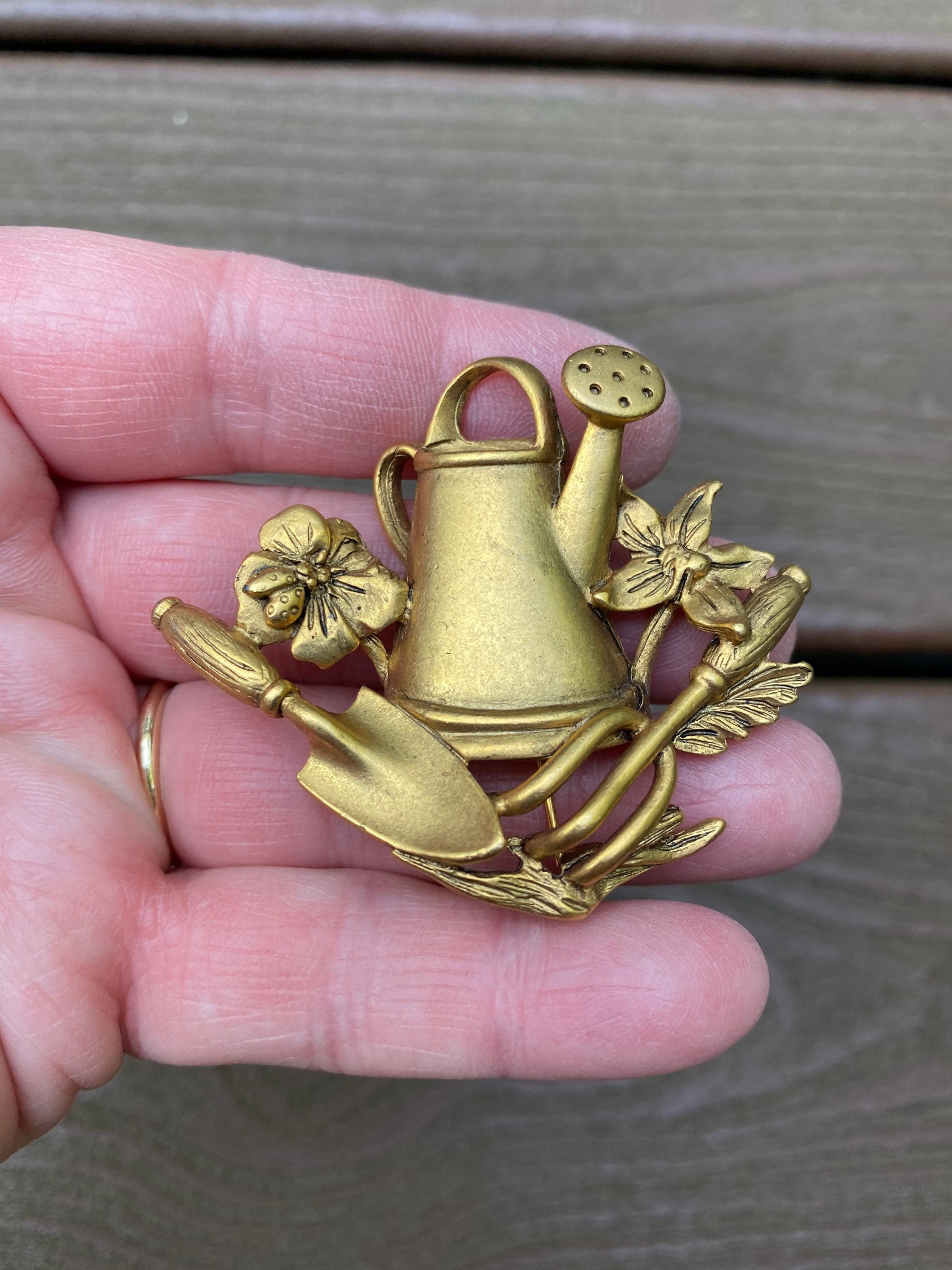 Porte-clés jardinier abeille pelle arrosoir argenté gravure personnalisée  sur médaille