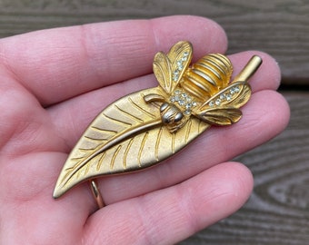 Bijoux vintage Belle broche abeille sur feuille dorée et strass