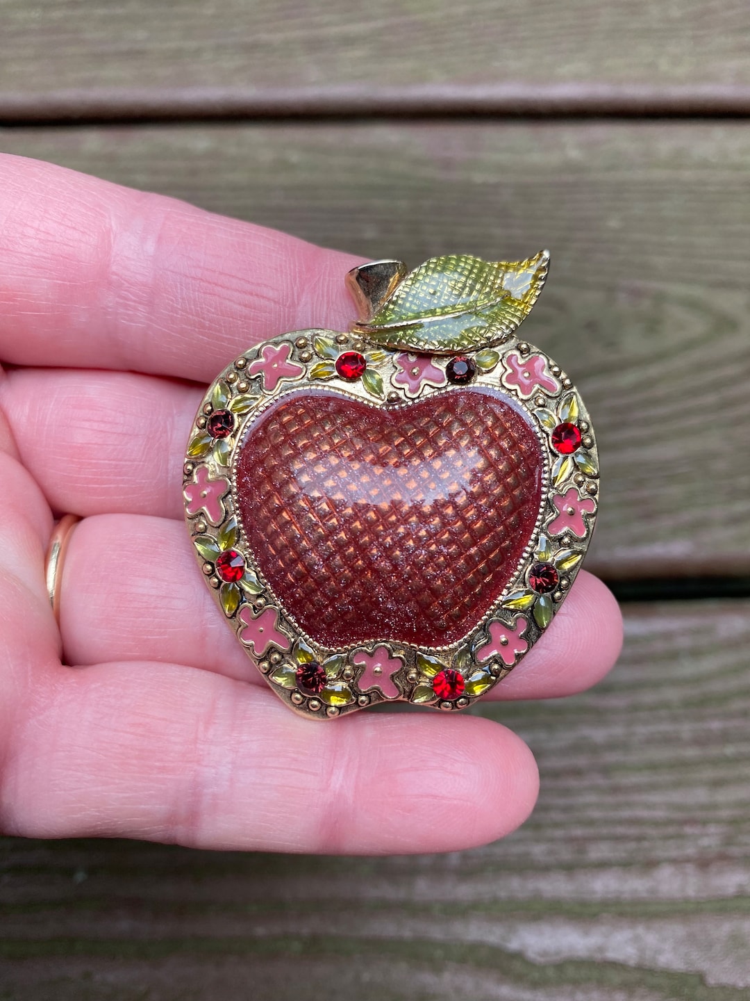 Bijou ancien Broche barre roue marine avec émail rose sur paillon
