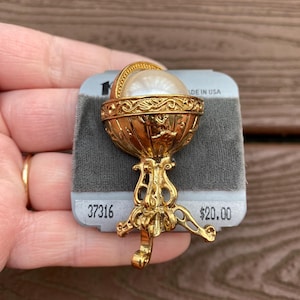 Hermoso broche victoriano de estilo globo terráqueo de 1928, tono dorado y perlado, de estilo vintage, nuevo en caja.