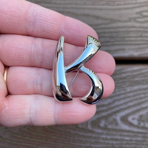 Vintage Schmuck signiert Monet Schöne silberfarbene Buchstabe Initial K Pin Brosche
