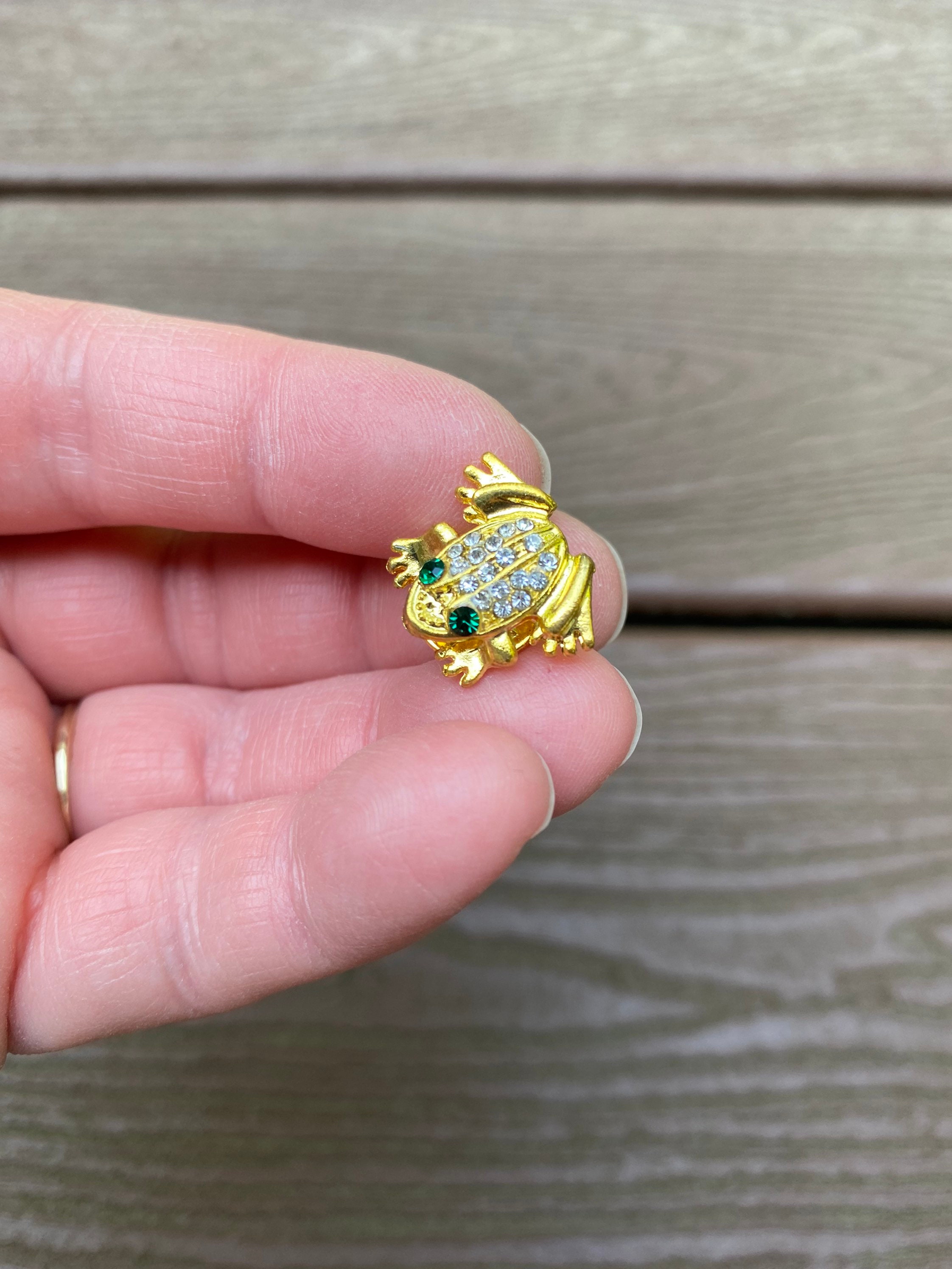 ブローチ・コサージュ BOTTEGA VENETA frog brooch gold gold frog brooch with enamel and diamond - Inez Stodel