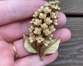 Vintage Jewelry Signed Crown Trifari Gorgeous Brushed Gold Tone Lilac Lilacs Flower Pin Brooch